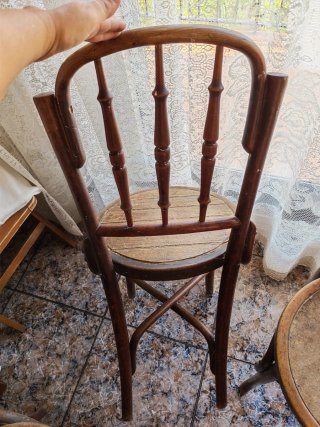 Juego de 4 sillas de madera antiguas.