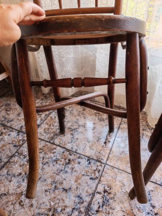Juego de 4 sillas de madera antiguas.