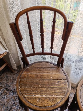 Juego de 4 sillas de madera antiguas.