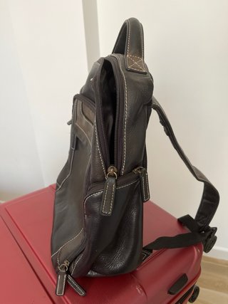 Mochila de cuero marrón y negro