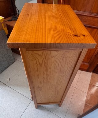 Comò in legno con cassetti