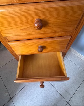 Comò in legno con cassetti