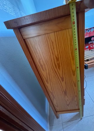 Comò in legno con cassetti