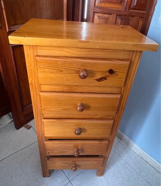 Comò in legno con cassetti