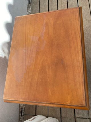 Mesita de noche de madera