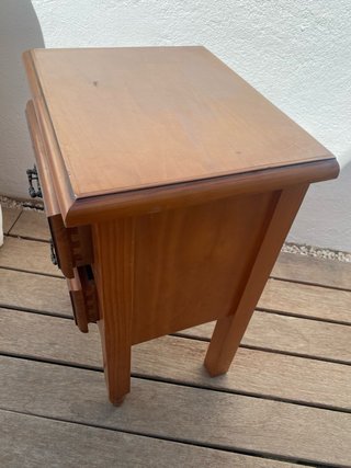 Mesita de noche de madera