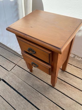 Mesita de noche de madera
