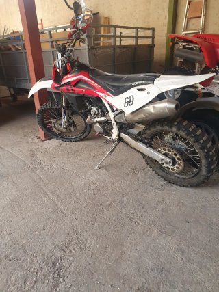 Husqvarna 250 4T Enduro Roja y Blanca