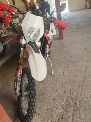 Husqvarna 250 4T Enduro Roja y Blanca