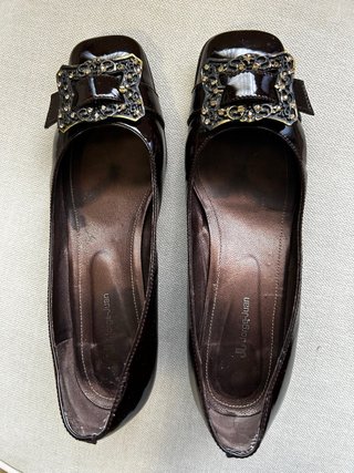 Zapatos con tacon bajo JorgJuan con hebilla dorada