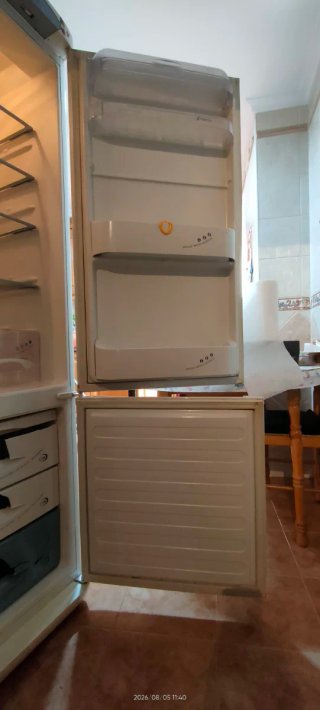 Frigorífico blanco con congelador