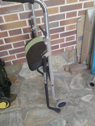 Andador plegable y asiento Invacare
