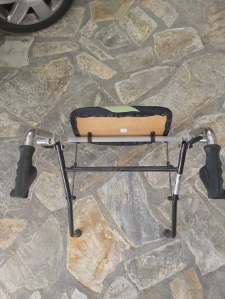 Andador plegable y asiento Invacare