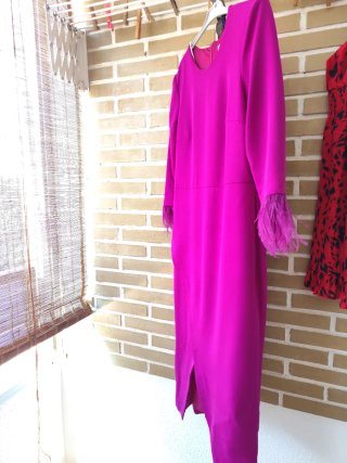 Traje de fiesta fucsia con plumas