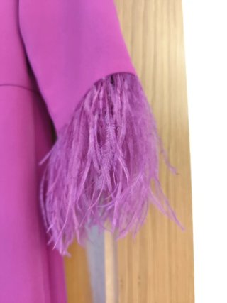 Traje de fiesta fucsia con plumas