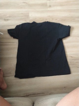 Camiseta negra con diseño de garras