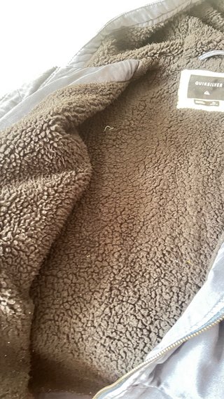 Chaqueta de invierno con capucha. Marca quiksQuick