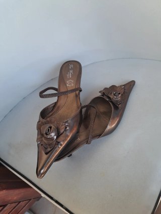 Zapatos tacón bajo dorados T38