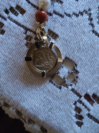 Medalla de oro con cadena de perlas de Isabel ll