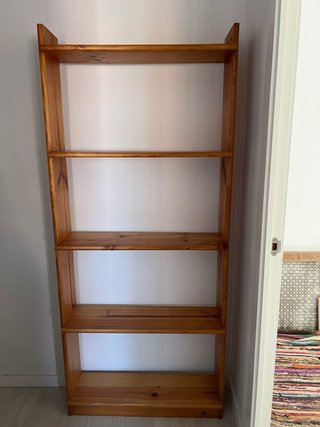 Estantería de madera de pino