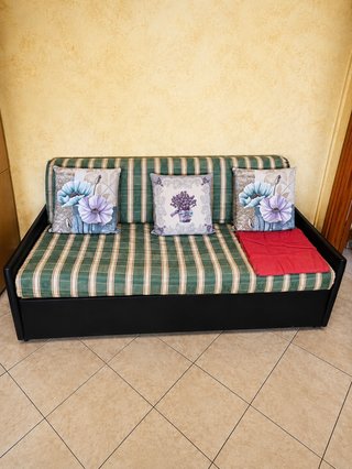 Divano letto a righe verdi e rosse