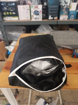 Lona impermeable negra y plateada