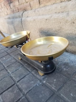 Balanza antigua de latón y hierro