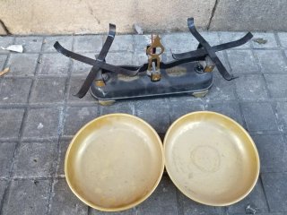 Balanza antigua de latón y hierro