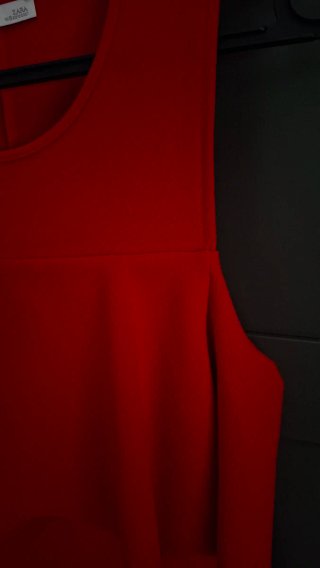 Abito rosso con volant