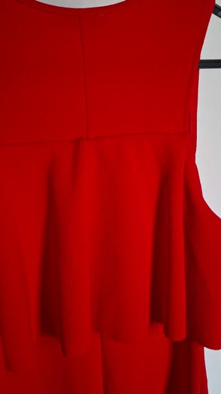 Abito rosso con volant