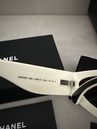 Occhiali da sole Chanel neri e bianchi