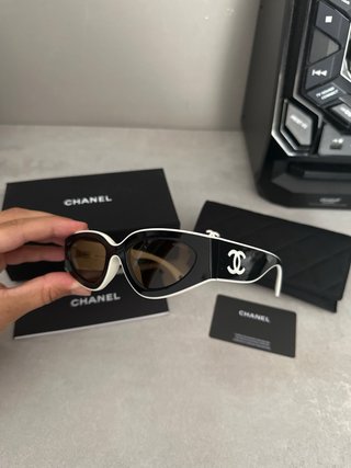 Occhiali da sole Chanel neri e bianchi