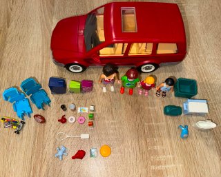 Playmobil familia y coche rojo