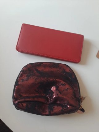 Monedero y neceser rojo y negro