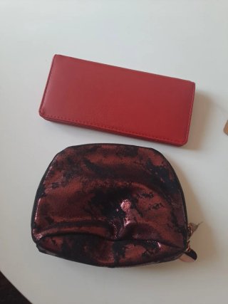 Monedero y neceser rojo y negro