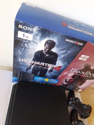 Pack PS4 Slim 1TB + 2 Mandos + Uncharted 4 y Blood