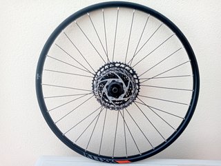 rueda nueva 29 Boost MTB. Rueda trasera centrada