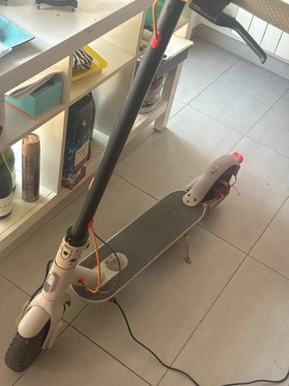 Patinete eléctrico con ruedas antipinchazos