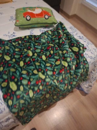Mantita verde con estampado navideño