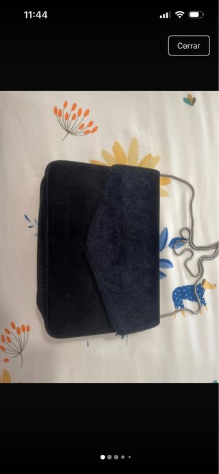 Cartera negra de terciopelo con cadena