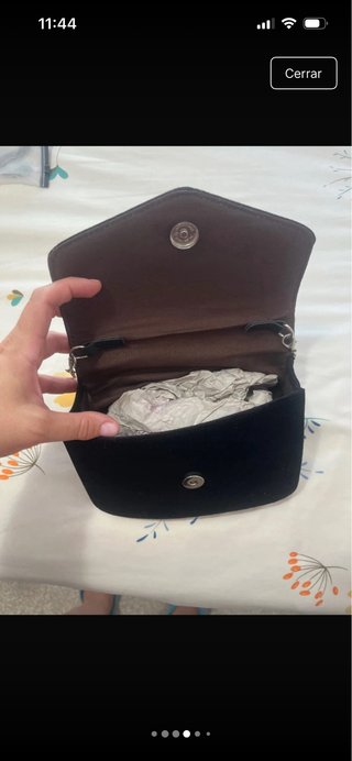 Cartera negra de terciopelo con cadena
