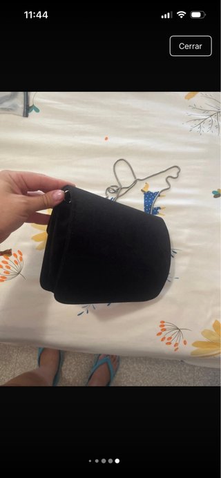 Cartera negra de terciopelo con cadena