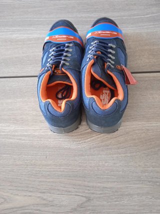 Botas de seguridad ISSA azules y naranjas