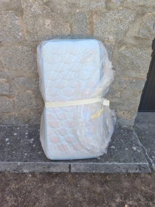 Cuna de viaje plegable + colchón + ropa de cama