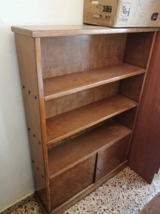 Estantería madera maciza con compartimento