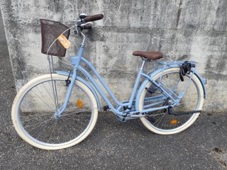 Bicicleta azul mujer con cesta