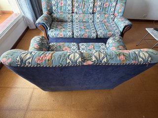 2 sofás de tela floral azul y rosa.