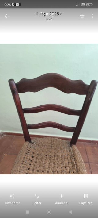 Librería antigua madera y silla baja