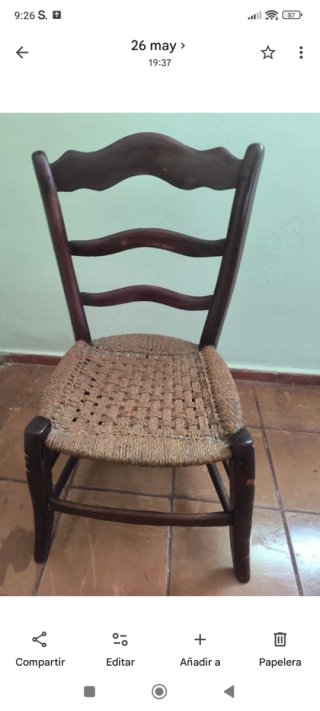 Librería antigua madera y silla baja