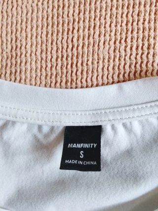 Camiseta Shein blanca con logo